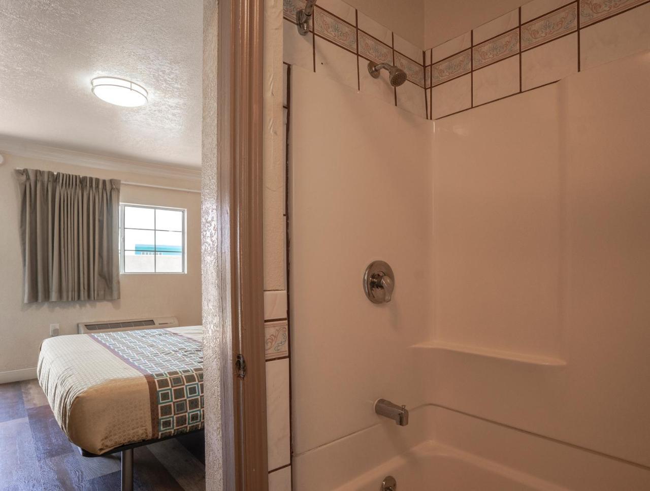 Motel Economy Hollywood *
