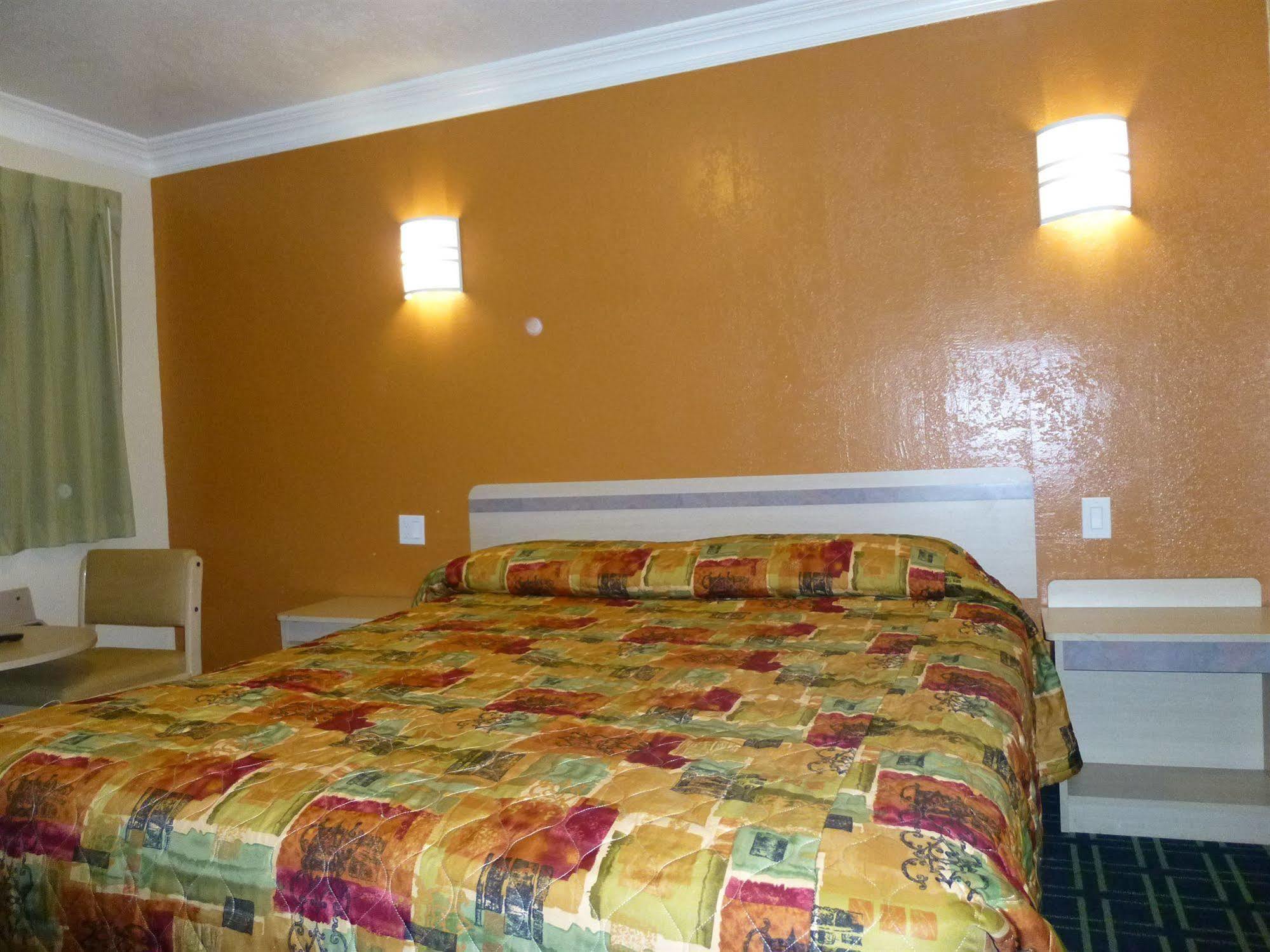 Economy Hollywood Motel *